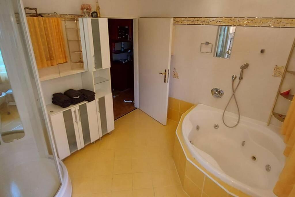 Apartment Quiet Close To Town *